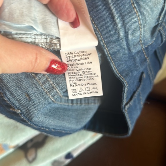 Women’s Jeans
Waist 17”
Rise 9.5”
28” long - Picture 9 of 10